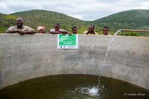 Fußballfans als Brunnenbauer: „Trinkbecher für Trinkwasser“ sammelt 400.000 Euro für Afrika-Projekte des Global Nature Fund